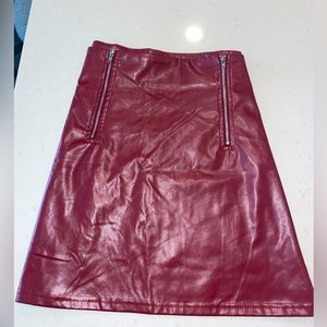 Women’s Zip Up Leather Skirt (Size L)